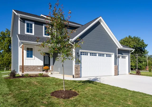 Photo 1 of Single family home for sale at 4711 Willow Cir, Davenport, IA 52806 | MLS# 12729795 | Listing updated on 2026-10-05