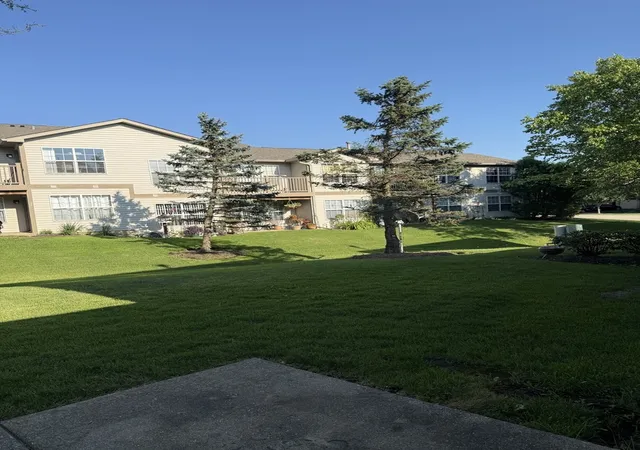 Listing Photo 2 - Condo for sale in building located at 1233 N Split Oak Cir, Round Lake Beach, IL 60073 - Unit #