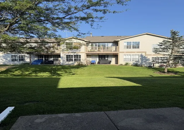 Photo 15 of Townhouse for sale at 1233 N Split Oak Cir, Round Lake Beach, IL 60073 | MLS# 12729884 | Listing updated on 2026-08-17