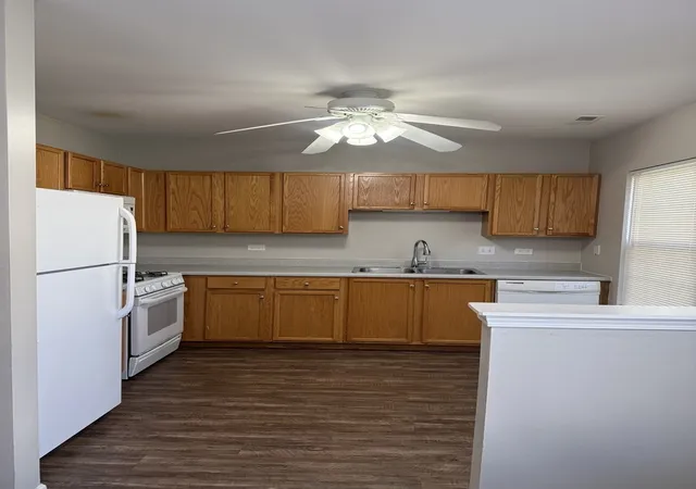 Listing Photo 5 - Condo for sale in building located at 1233 N Split Oak Cir, Round Lake Beach, IL 60073