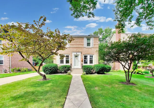Photo 2 of Sale Pending at 2004 Newton Ave, Park Ridge, IL 60068 | MLS# 12729914 | Listing updated on 2026-09-23