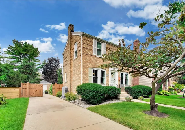 Photo 3 of Sale Pending at 2004 Newton Ave, Park Ridge, IL 60068 | MLS# 12729914 | Listing updated on 2026-09-23