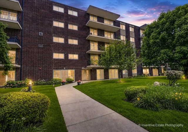 Listing Photo 2 - Condo for sale in building located at 5300 Walnut Ave, Downers Grove, IL 60515 - Unit #22B