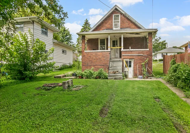 Photo 3 of Single family home for sale at 1716 N Hickory St, Crest Hill, IL 60403 | MLS# 12729932 | Listing updated on 2026-09-19