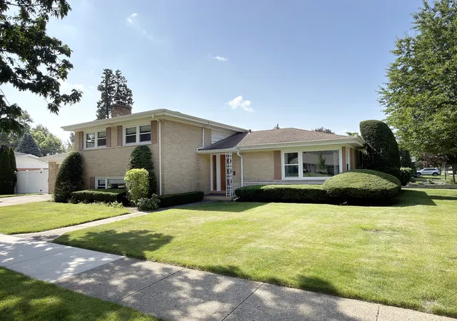 Photo 1 of Single family home for sale at 801 S See Gwun Ave, Mount Prospect, IL 60056 | MLS# 12730037 | Listing updated on 2026-08-17