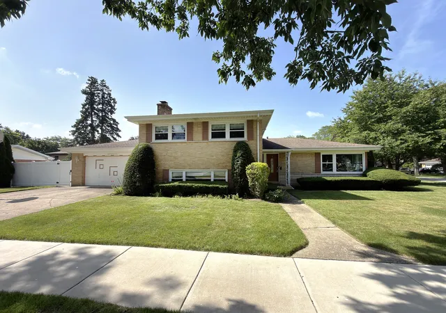 Photo 2 of Single family home for sale at 801 S See Gwun Ave, Mount Prospect, IL 60056 | MLS# 12730037 | Listing updated on 2026-08-17