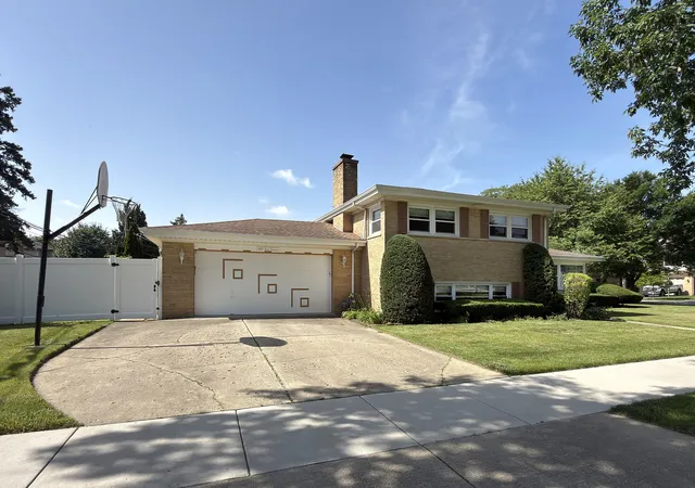 Photo 2 of Single family home for sale at 801 S See Gwun Ave, Mount Prospect, IL 60056 | MLS# 12730037 | Listing updated on 2026-08-17