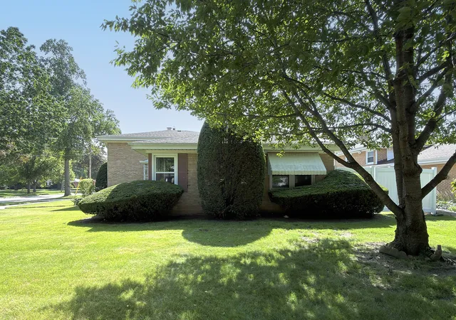 Photo 4 of Single family home for sale at 801 S See Gwun Ave, Mount Prospect, IL 60056 | MLS# 12730037 | Listing updated on 2026-08-17