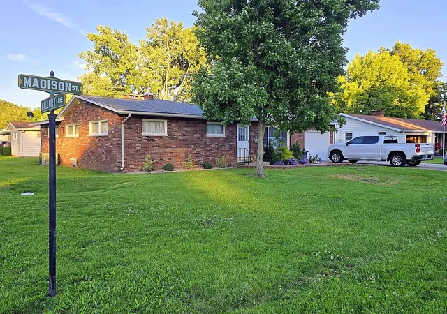 Photo 2 of Single family home for sale at 720 S Madison St, Duquoin, IL 62832 | MLS# 12730087 | Listing updated on 2026-08-17