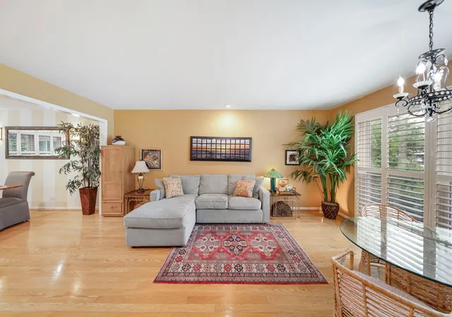 Photo 4 of Single family home for sale at 1170 Green Knls Dr, Buffalo Grove, IL 60089 | MLS# 12730134 | Listing updated on 2026-09-01