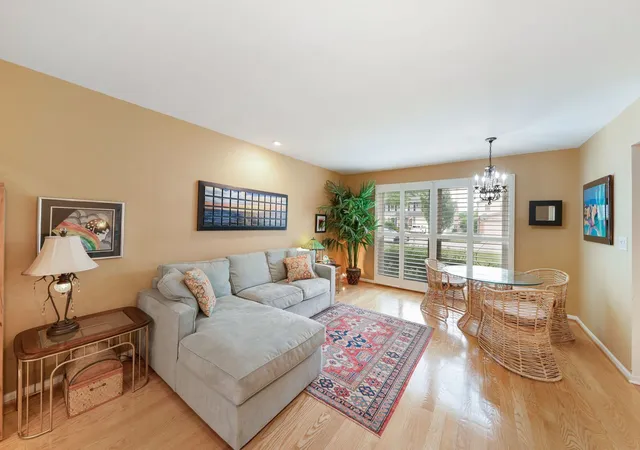 Photo 5 of Single family home for sale at 1170 Green Knls Dr, Buffalo Grove, IL 60089 | MLS# 12730134 | Listing updated on 2026-09-01