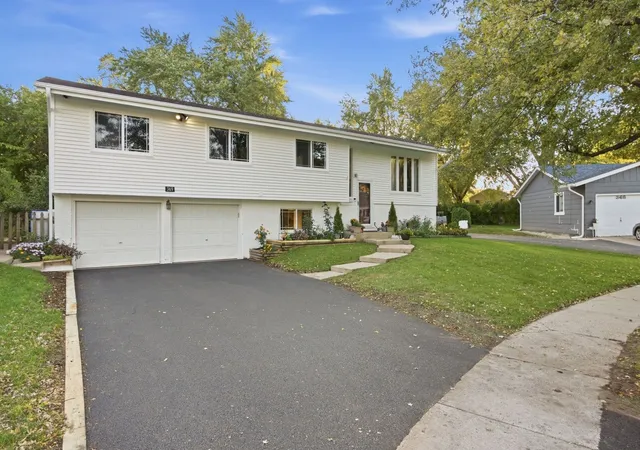 Photo 1 of Single family home for sale at 369 Coventry Ct S, Crystal Lake, IL 60014 | MLS# 12730203 | Listing updated on 2026-10-09