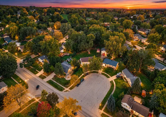 Photo 3 of Single family home for sale at 369 Coventry Ct S, Crystal Lake, IL 60014 | MLS# 12730203 | Listing updated on 2026-10-09