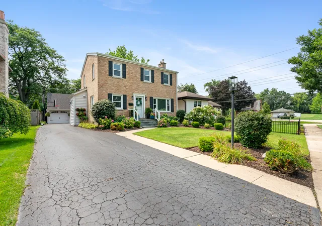 Photo 2 of Single family home for sale at 447 Ridge Ave, Clarendon Hills, IL 60514 | MLS# 12730375 | Listing updated on 2026-08-16