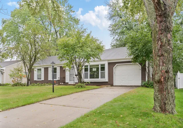 Photo 2 of Single family home for sale at 16 Somerset Rd, Montgomery, IL 60538 | MLS# 12730513 | Listing updated on 2026-10-06