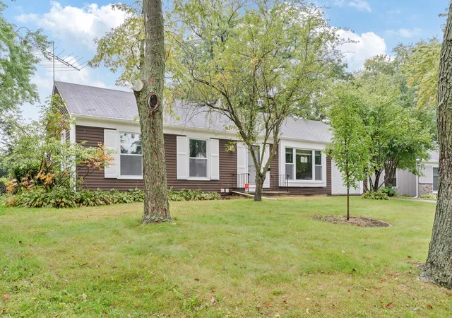 Photo 3 of Single family home for sale at 16 Somerset Rd, Montgomery, IL 60538 | MLS# 12730513 | Listing updated on 2026-10-06