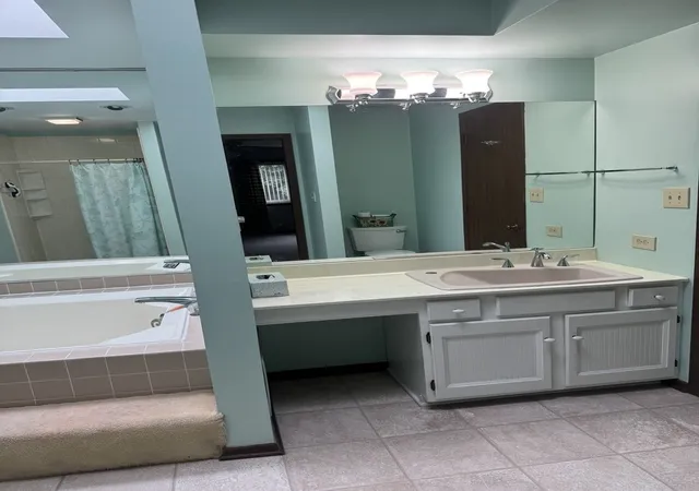 Listing Photo 2 - Condo for sale in building located at 1857 Portsmouth Dr, Lisle, IL 60532 - Unit #D