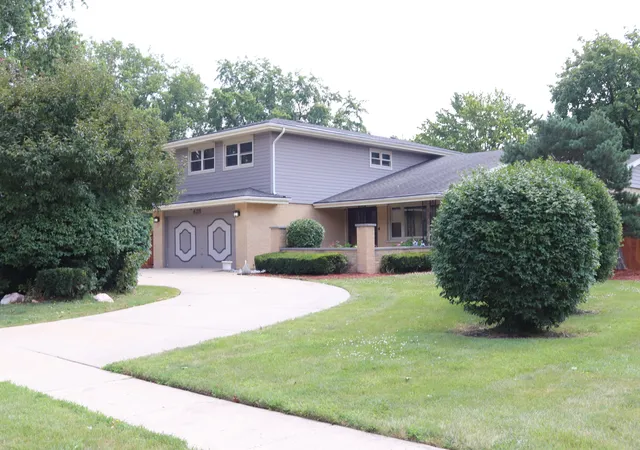 Photo 2 of Sale Pending at 425 S Arlington Hts Rd, Elk Grove Village, IL 60007 | MLS# 12730595 | Listing updated on 2026-09-18