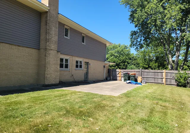 Photo 3 of Sale Pending at 425 S Arlington Hts Rd, Elk Grove Village, IL 60007 | MLS# 12730595 | Listing updated on 2026-09-18