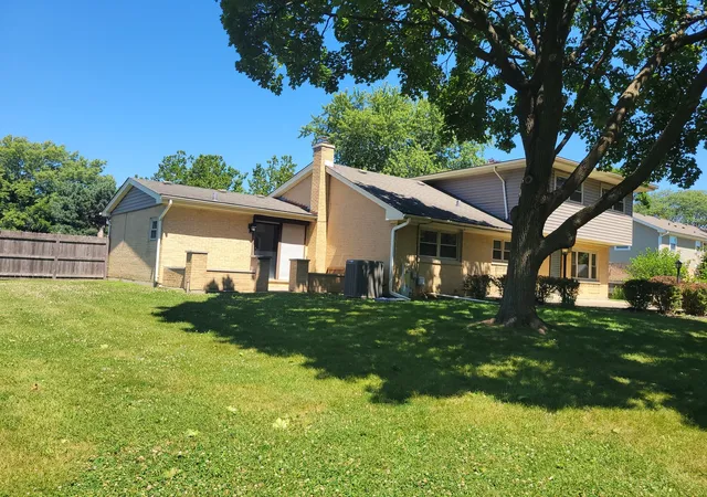 Photo 4 of Sale Pending at 425 S Arlington Hts Rd, Elk Grove Village, IL 60007 | MLS# 12730595 | Listing updated on 2026-09-18