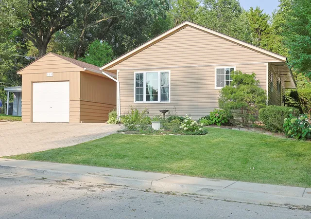 Photo 3 of Single family home for sale at 716 Navajo Dr, Carpentersville, IL 60110 | MLS# 12730602 | Listing updated on 2026-09-15