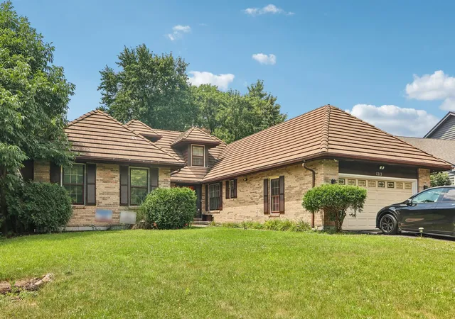 3rd image of 1213 Johnson Dr, Naperville, IL 60540 | MLS# 12730644