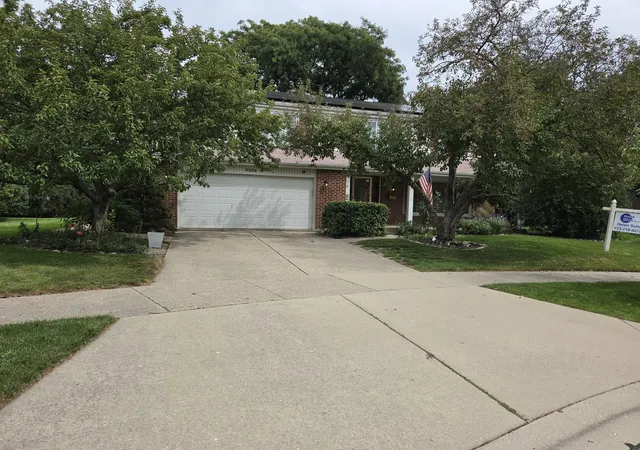 Photo 2 of Single family home for sale at 3235 N Volz Dr E, Arlington Heights, IL 60004 | MLS# 12730721 | Listing updated on 2026-09-14