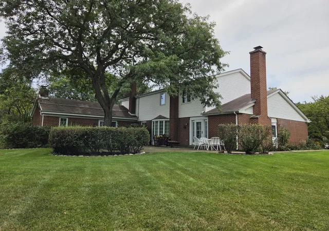 Photo 4 of Single family home for sale at 3235 N Volz Dr E, Arlington Heights, IL 60004 | MLS# 12730721 | Listing updated on 2026-09-14