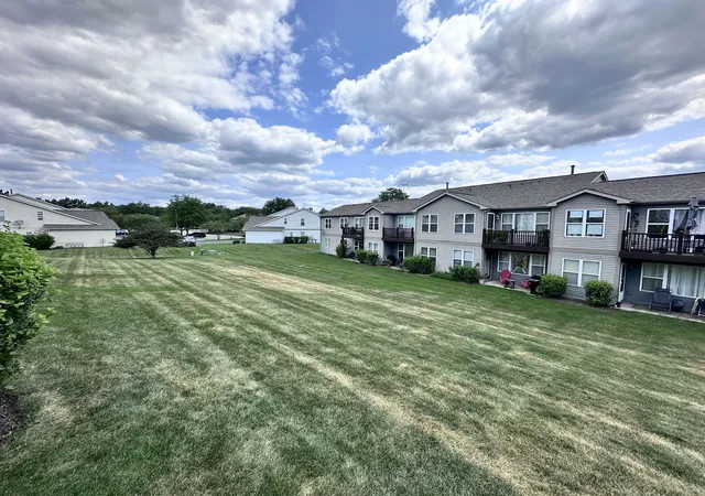 2nd image of 1011 Sommerset Ct, Elgin, IL 60120