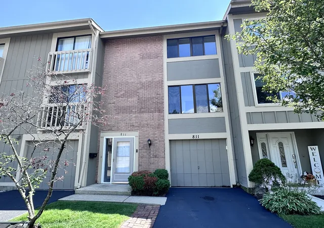 Townhouse for sale at 811 Shawnee Trl #811, Roselle, IL 60172 | MLS# 12730869