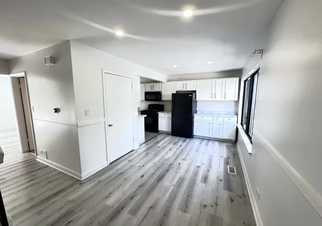 Photo 3 of Townhouse for sale at 811 Shawnee Trl #811, Roselle, IL 60172 | MLS# 12730869 | Listing updated on 2026-09-07