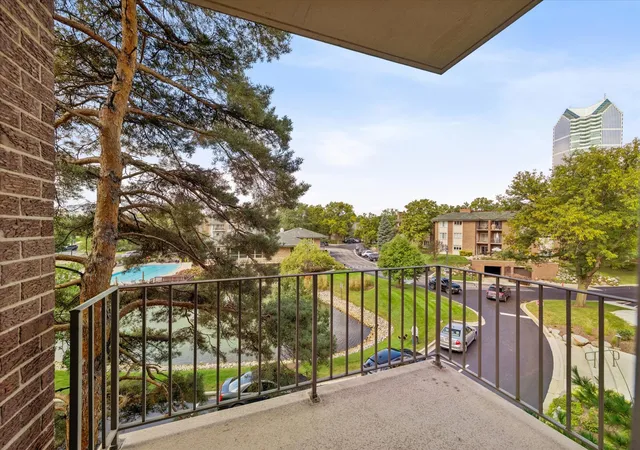 Photo 2 of Condo for sale at 5 Oak Brk Clb Dr #S304, Oak Brook, IL 60523 | MLS# 12730957 | Listing updated on 2026-09-25