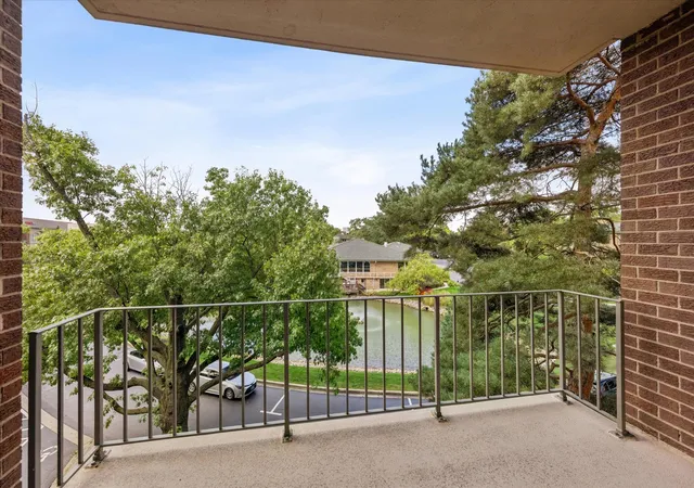 Photo 3 of Condo for sale at 5 Oak Brk Clb Dr #S304, Oak Brook, IL 60523 | MLS# 12730957 | Listing updated on 2026-09-25