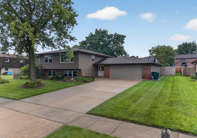 Photo 1 of Sale Pending at 103 Deerpath Dr, Minooka, IL 60447 | MLS# 12730975 | Listing updated on 2026-09-12