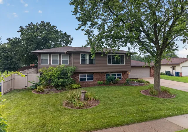 Photo 2 of Sale Pending at 103 Deerpath Dr, Minooka, IL 60447 | MLS# 12730975 | Listing updated on 2026-09-12