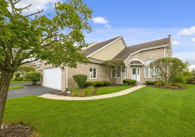 Photo 3 of Townhouse for sale at 10427 Songbird Cir, Orland Park, IL 60467 | MLS# 12731084 | Listing updated on 2026-09-15