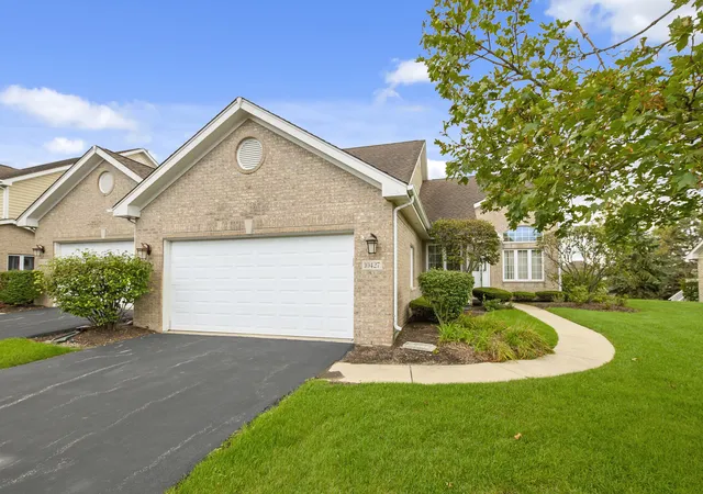 Photo 3 of Townhouse for sale at 10427 Songbird Cir, Orland Park, IL 60467 | MLS# 12731084 | Listing updated on 2026-10-08