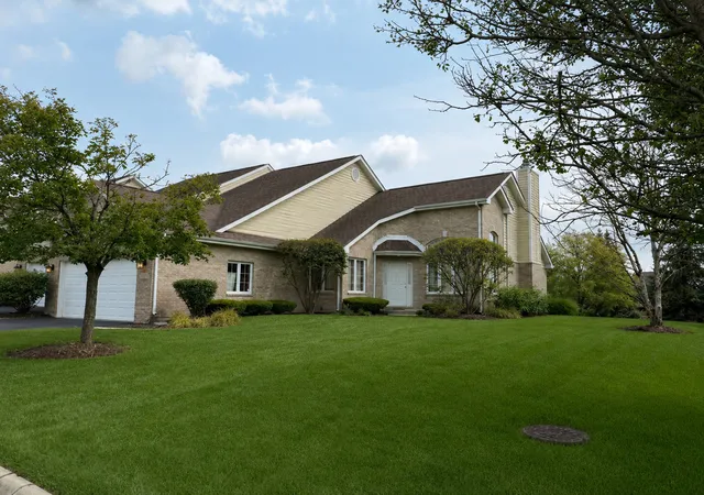 Photo 4 of Townhouse for sale at 10427 Songbird Cir, Orland Park, IL 60467 | MLS# 12731084 | Listing updated on 2026-10-08
