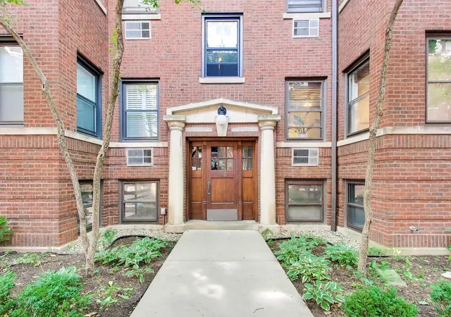 Photo 2 of Condo for sale at 815 Lake St #1S, Oak Park, IL 60301 | MLS# 12731226 | Listing updated on 2026-09-21