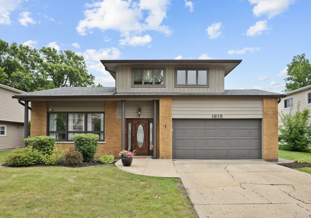 Photo 2 of Single family home for sale at 1815 Azalea Ln, Mount Prospect, IL 60056 | MLS# 12731249 | Listing updated on 2026-09-24