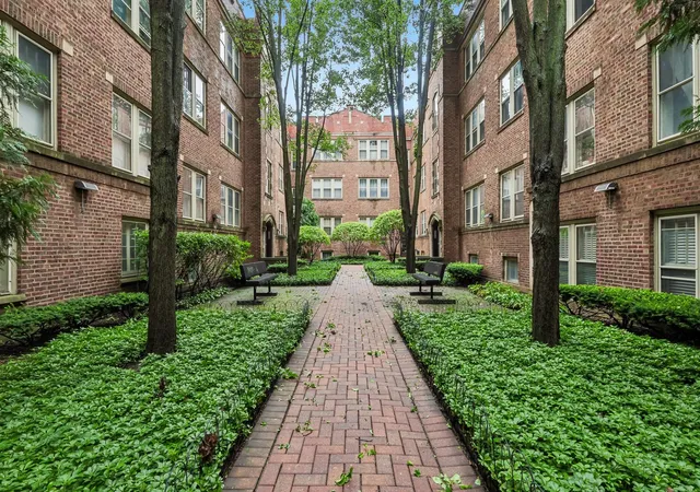 Photo 1 of Condo for sale at 221 N Oak Park Ave #2E, Oak Park, IL 60302 | MLS# 12731279 | Listing updated on 2026-09-30
