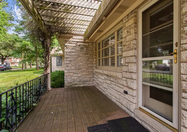 Photo 2 of Single family home for sale at 807 Surrey Ln, Glenview, IL 60025 | MLS# 12731390 | Listing updated on 2026-09-24