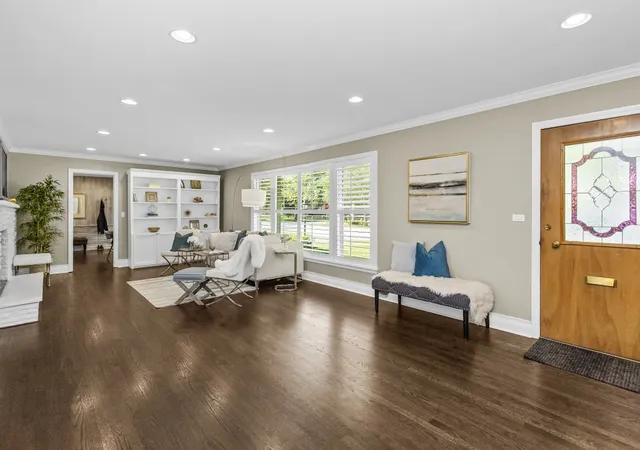 Photo 4 of Single family home for sale at 807 Surrey Ln, Glenview, IL 60025 | MLS# 12731390 | Listing updated on 2026-10-07