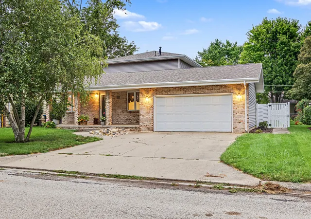 Photo 1 of Sale Pending at 808 N Mohave Dr, Pontiac, IL 61764 | MLS# 12731419 | Listing updated on 2026-10-06