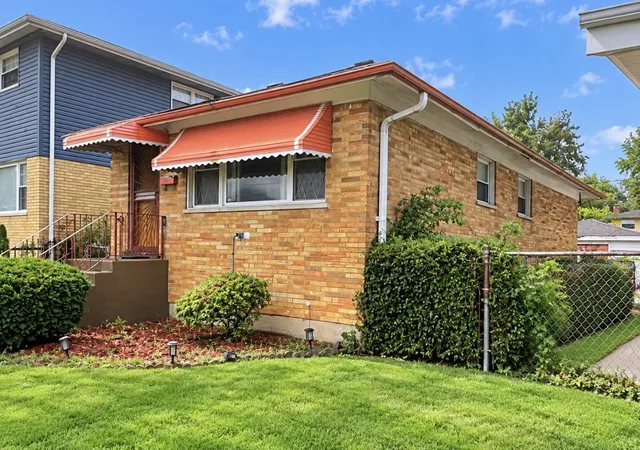 Photo 1 of Single family home for sale at 11555 S Justine St, Chicago, IL 60643 | MLS# 12731777 | Listing updated on 2026-10-23