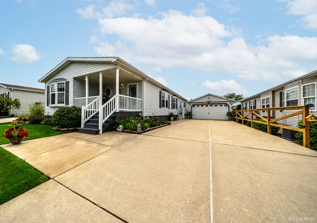 Photo 2 of Sale Pending at 22942 S Glen Eagle Dr, Frankfort, IL 60423 | MLS# 12731936 | Listing updated on 2026-08-30