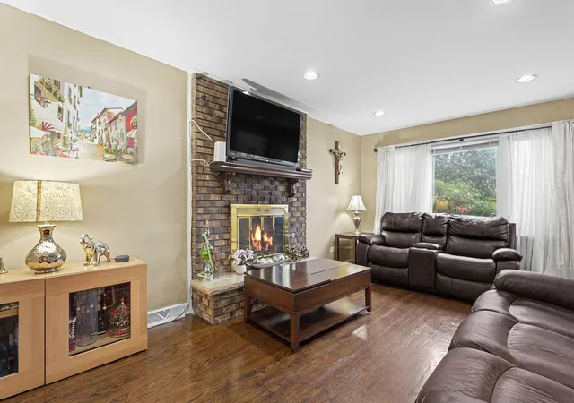 Photo 3 of Single family home for sale at 9002 S Parkside Ave, Oak Lawn, IL 60453 | MLS# 12732024 | Listing updated on 2026-09-15