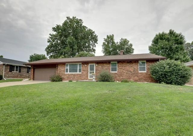Photo 2 of Single family home for sale at 2701 Ken Ray Dr, Quincy, IL 62301 | MLS# 12732104 | Listing updated on 2026-09-16