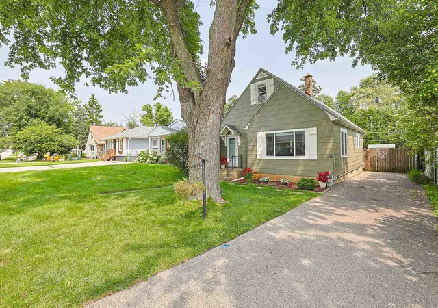 Photo 2 of Single family home for sale at 1429 Ridgeway Ave, Round Lake Beach, IL 60073 | MLS# 12732290 | Listing updated on 2026-09-15