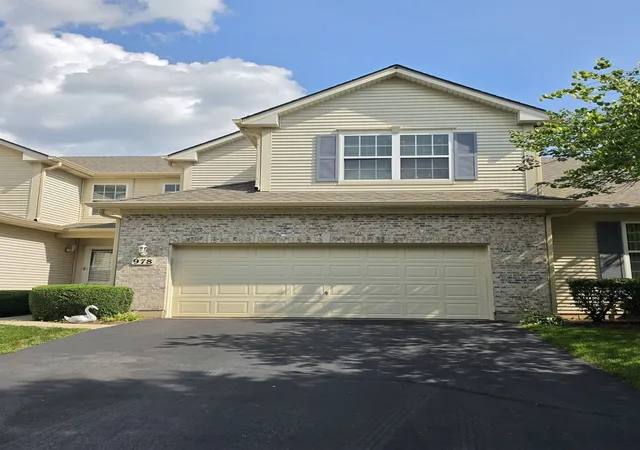 Photo 1 of Townhouse for sale at 978 Oak Ridge Blvd, Elgin, IL 60120 | MLS# 12732474 | Listing updated on 2026-10-22